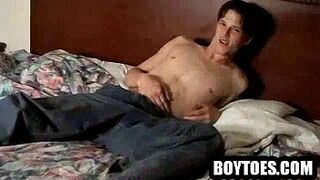 Amateur hunk showing his feet while masturbating - porn video